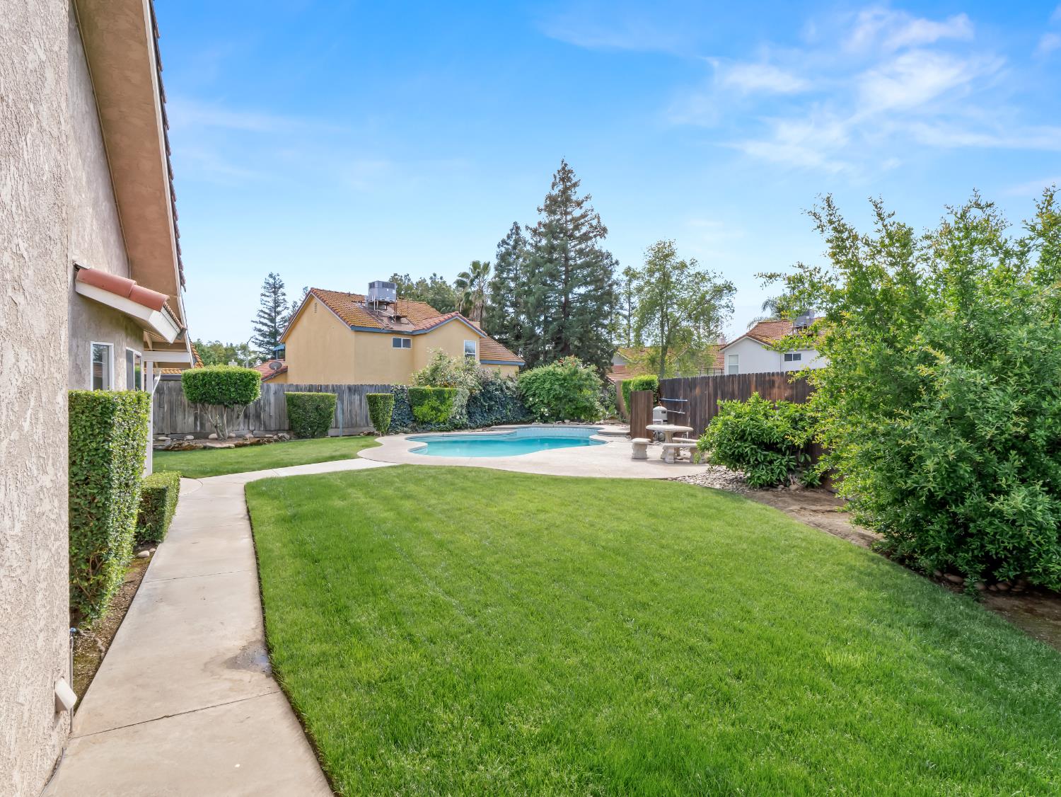 1631 E Deyoung Dr, Fresno, CA 93720