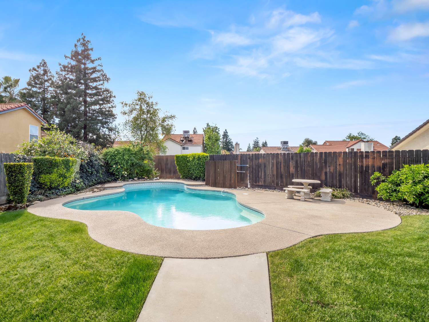 1631 E Deyoung Dr, Fresno, CA 93720