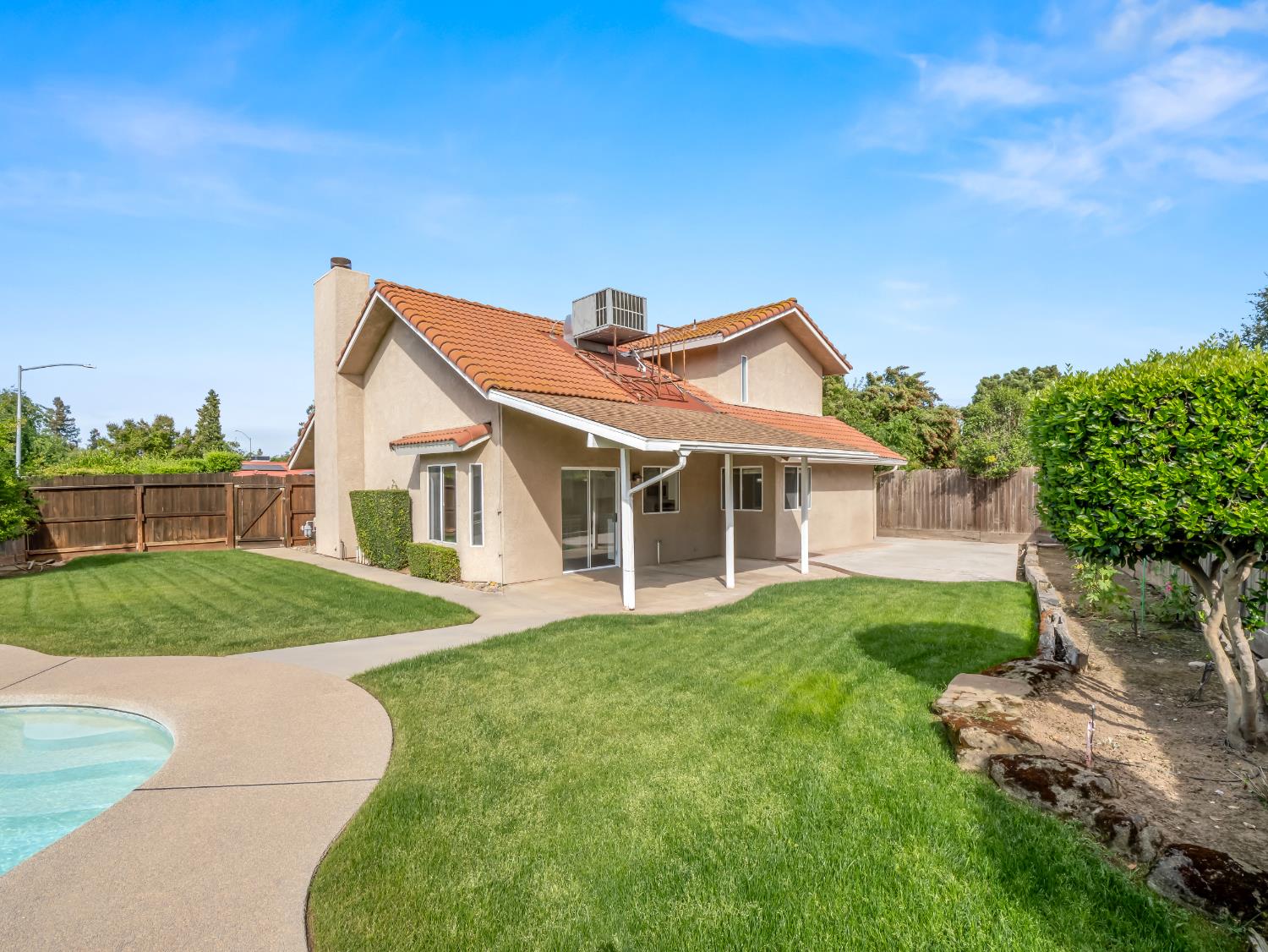 1631 E Deyoung Dr, Fresno, CA 93720