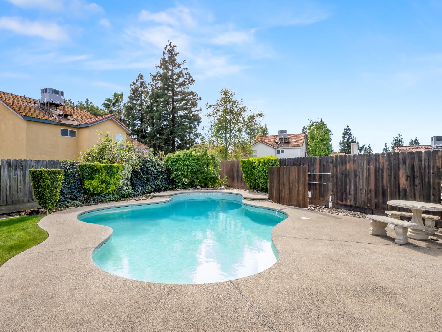 1631 E Deyoung Dr, Fresno, CA 93720