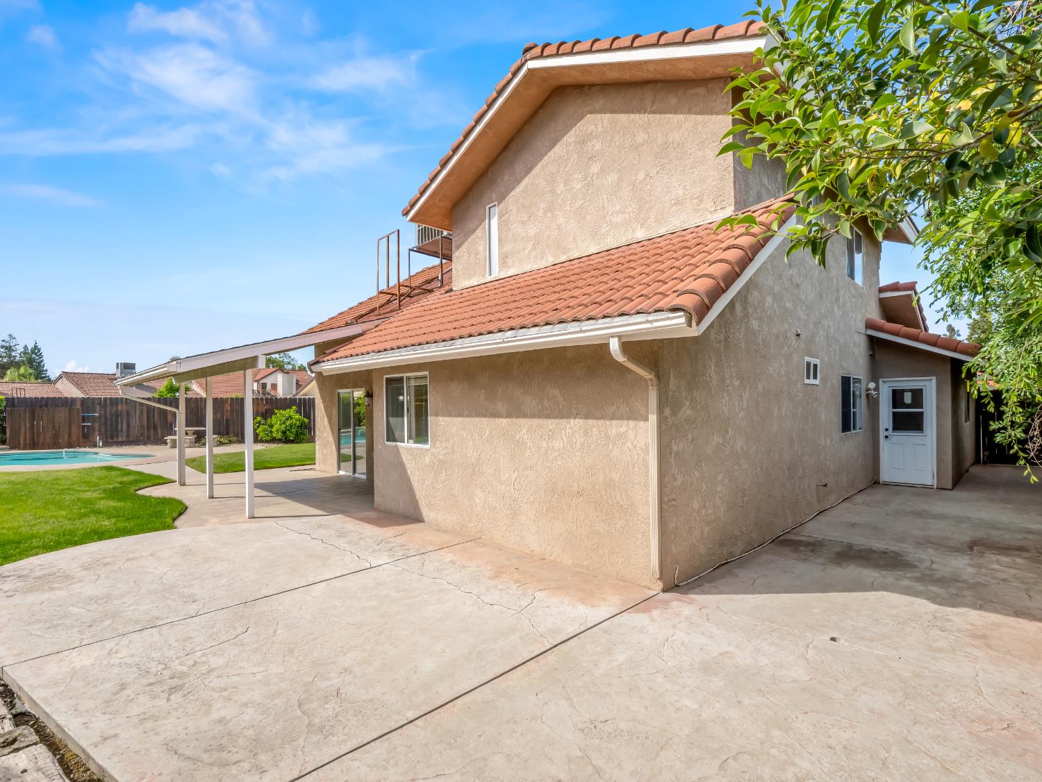 1631 E Deyoung Dr, Fresno, CA 93720