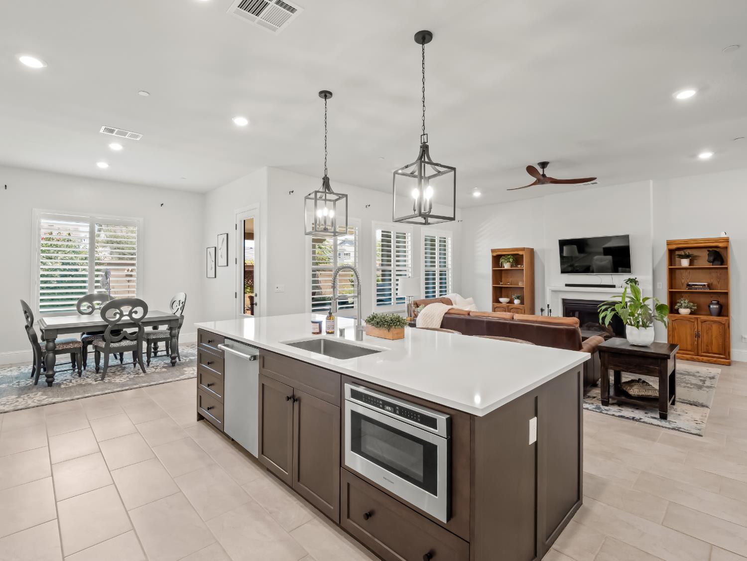 384 Sentinel Dr, Madera, CA 93636