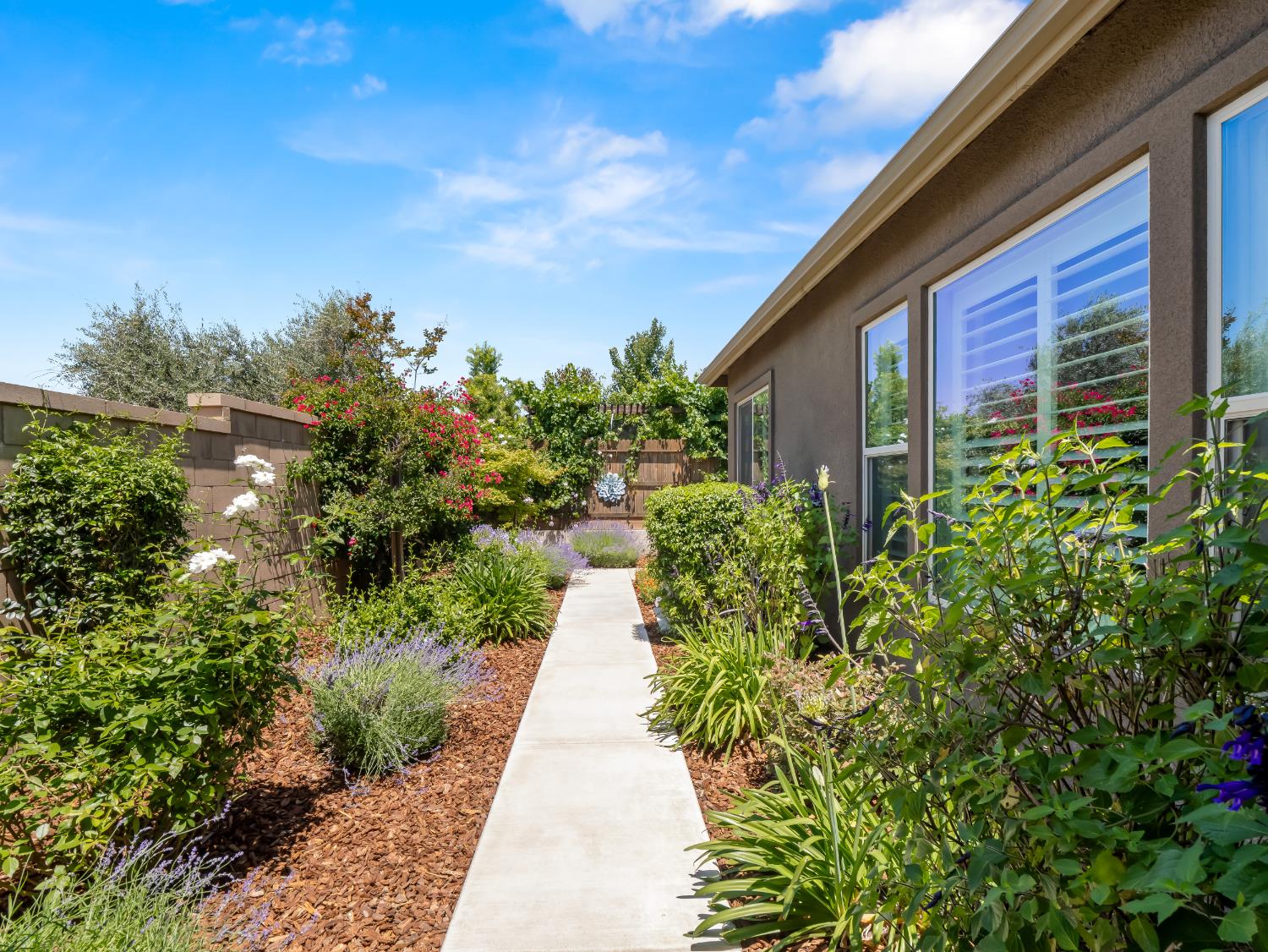 384 Sentinel Dr, Madera, CA 93636