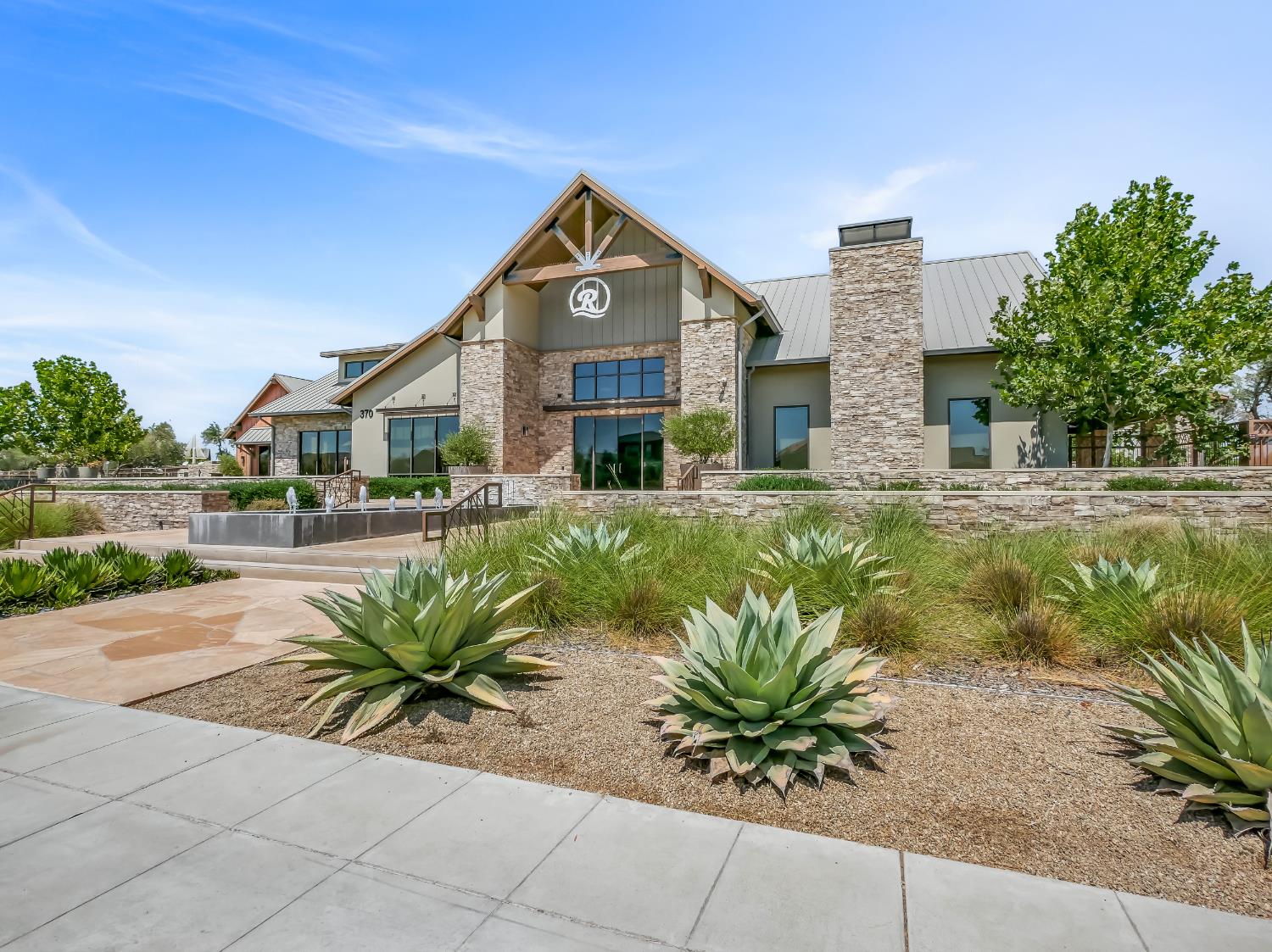 384 Sentinel Dr, Madera, CA 93636