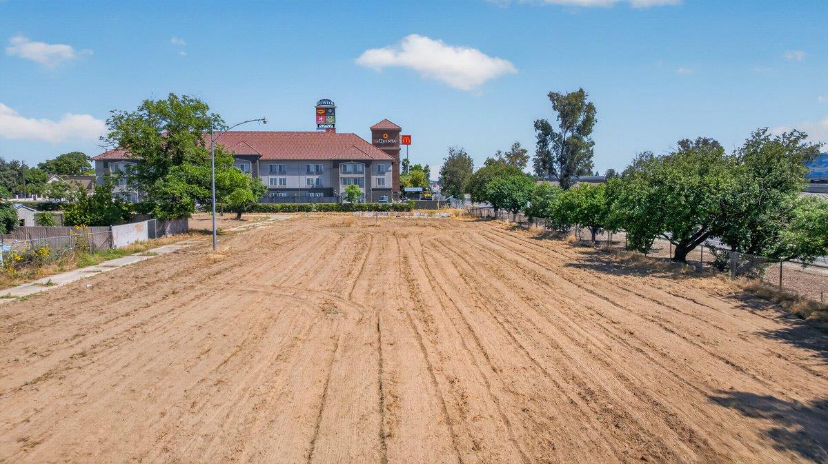 312 W Tuolumne St, Fowler, CA 93625