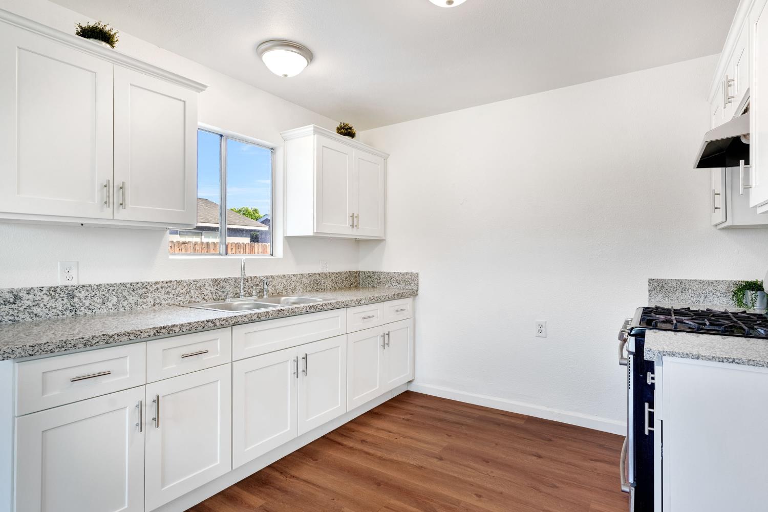 655 FOREST Ln, Sanger, CA 93657
