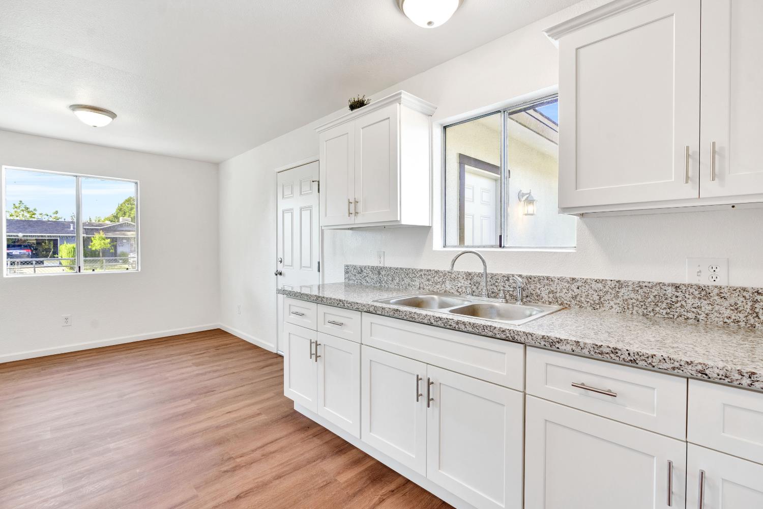 655 FOREST Ln, Sanger, CA 93657