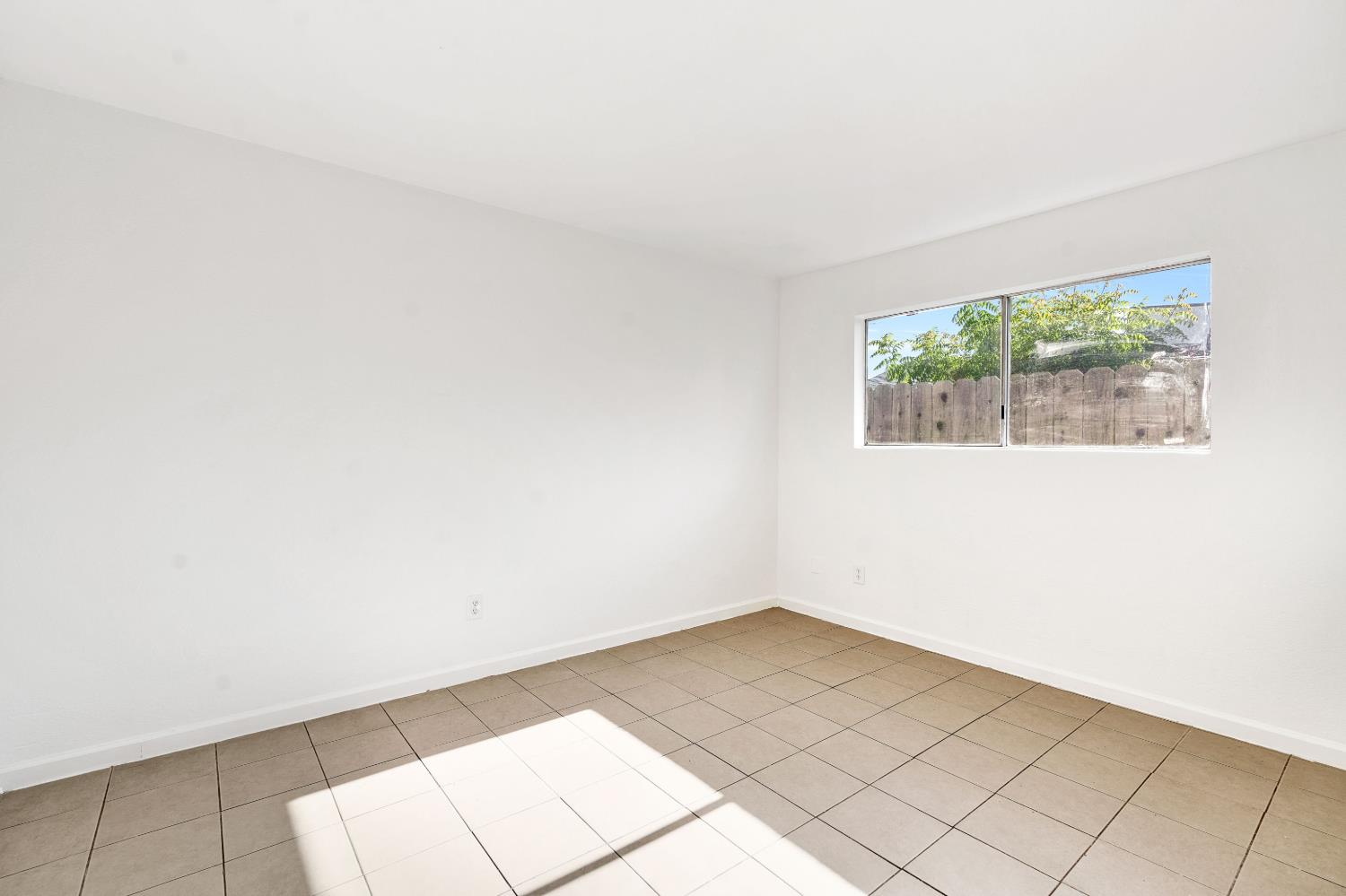 655 FOREST Ln, Sanger, CA 93657