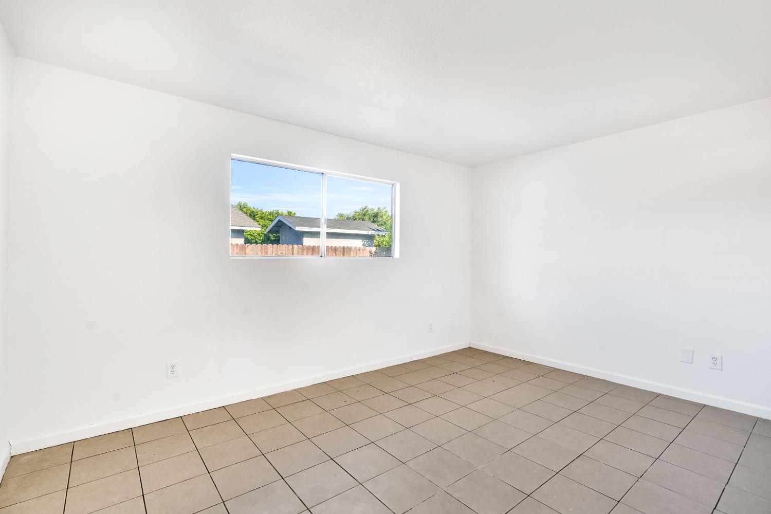 655 FOREST Ln, Sanger, CA 93657
