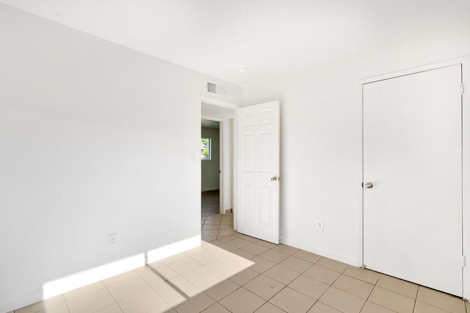 655 FOREST Ln, Sanger, CA 93657