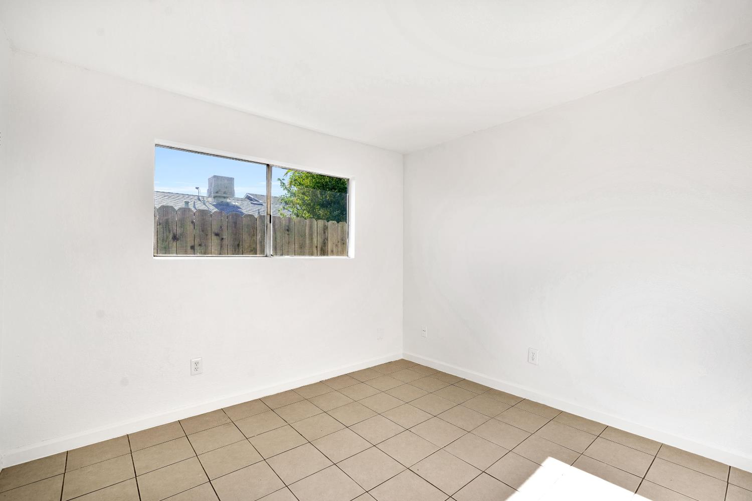 655 FOREST Ln, Sanger, CA 93657