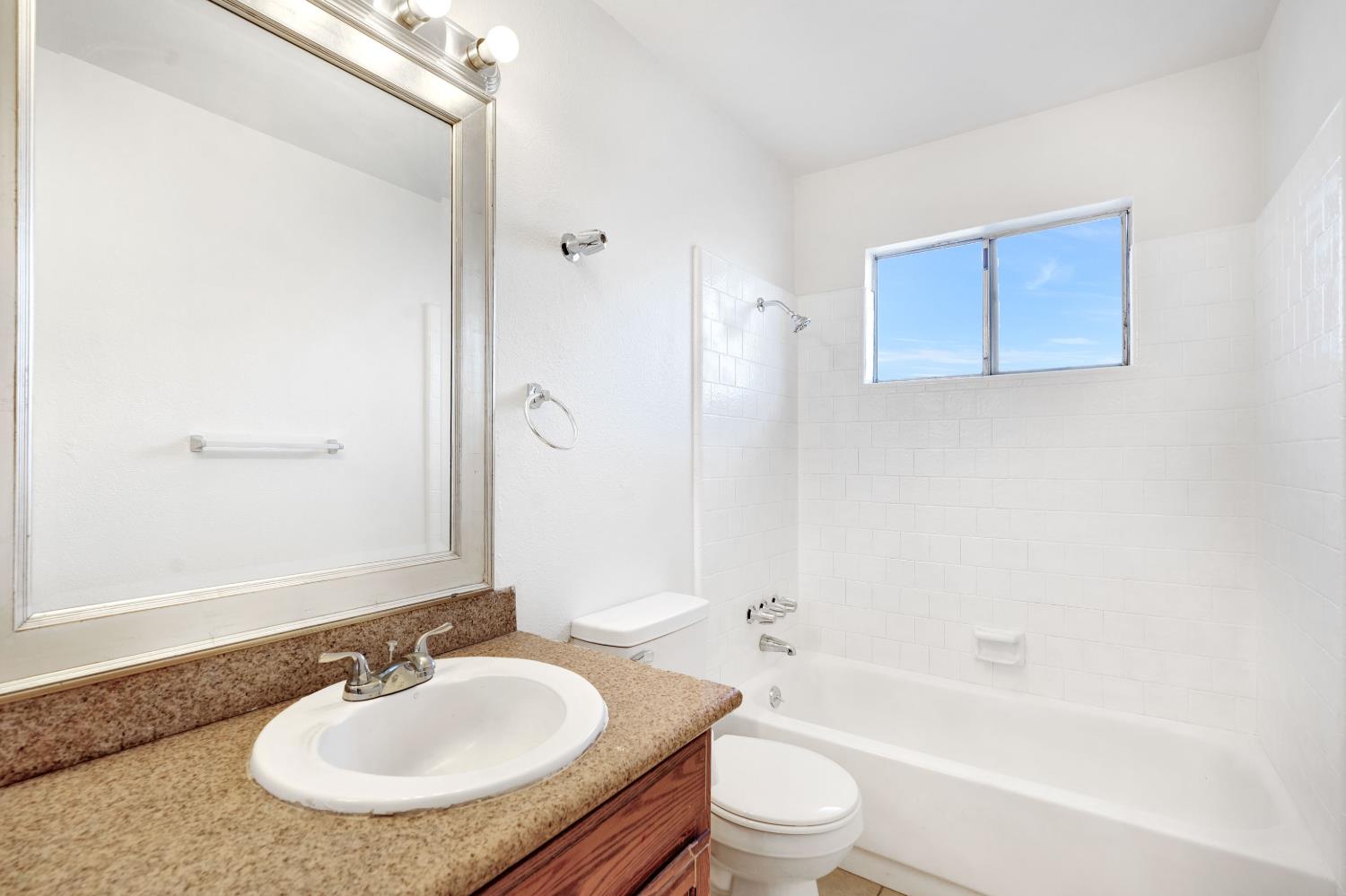 655 FOREST Ln, Sanger, CA 93657
