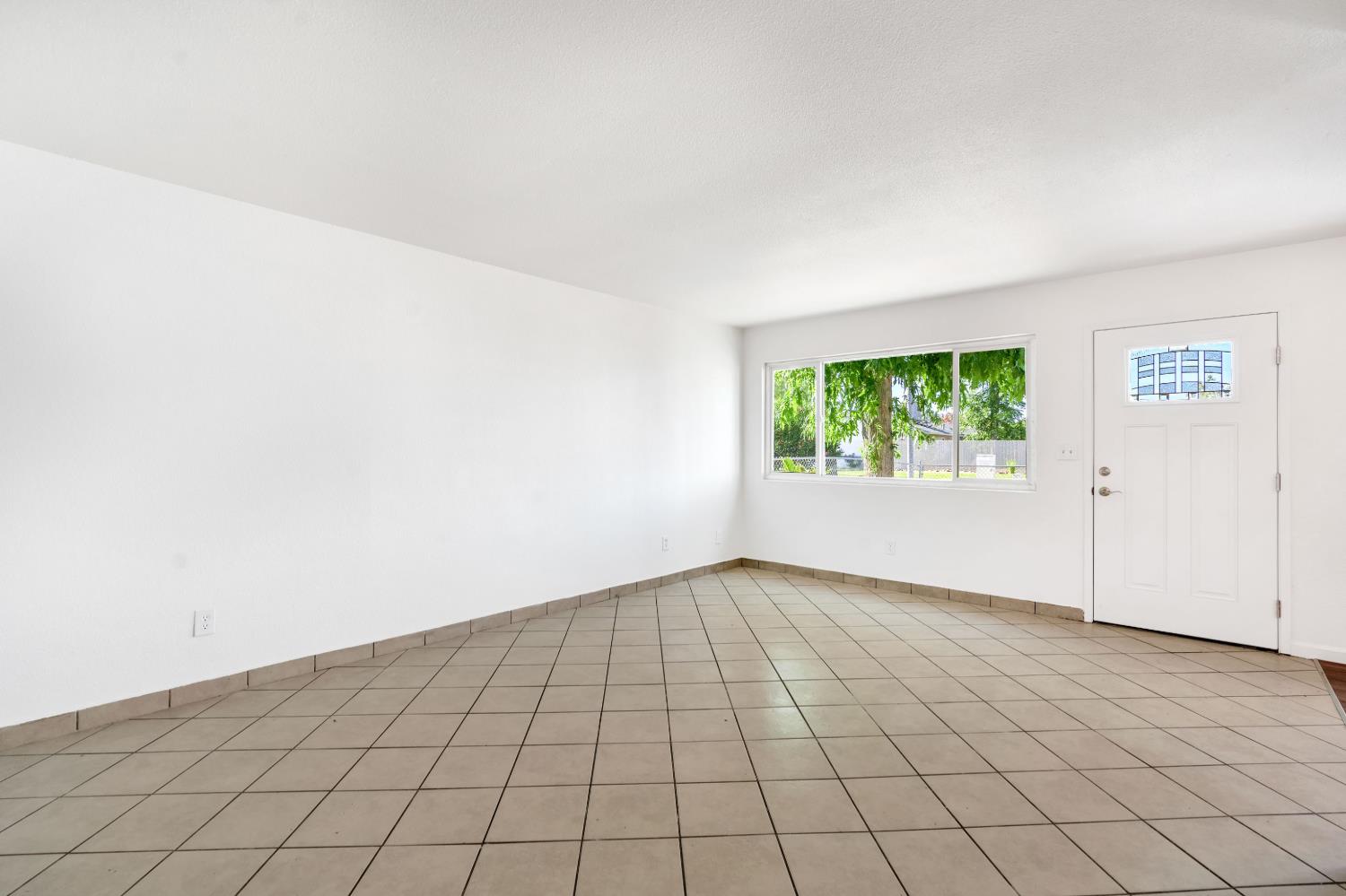 655 FOREST Ln, Sanger, CA 93657
