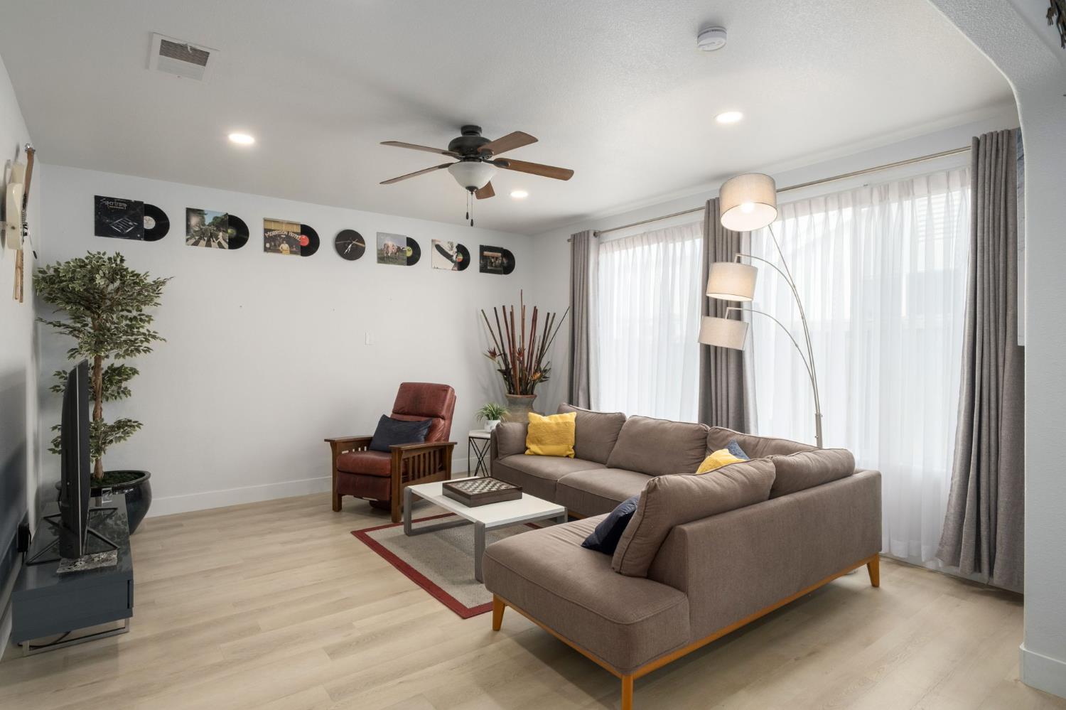 4680 Javier Way, Fresno, CA 93722