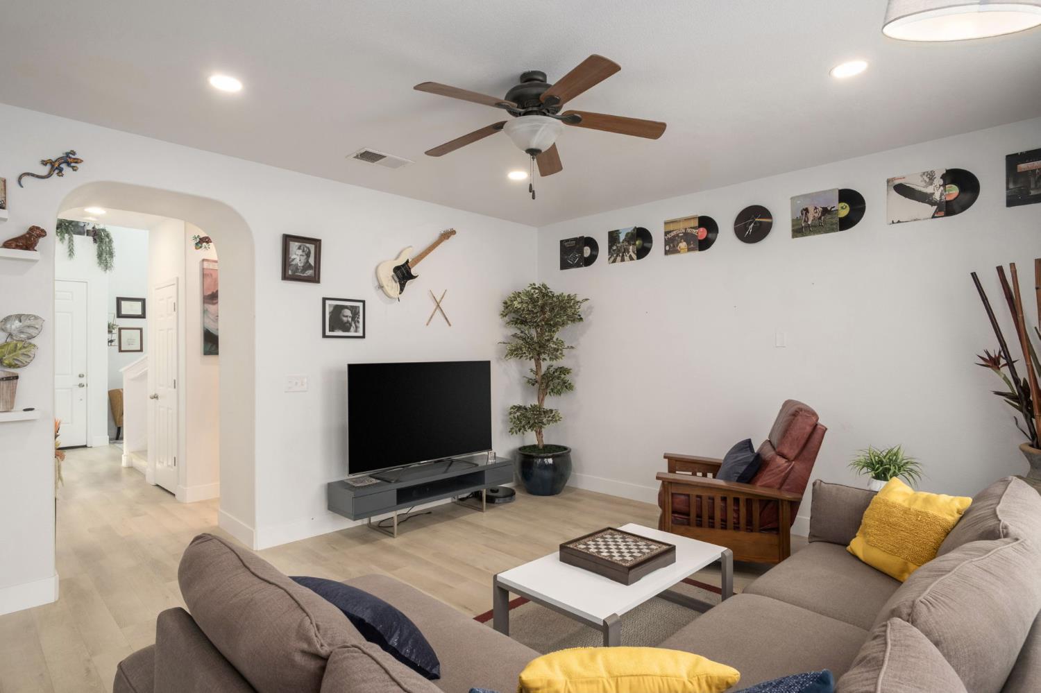 4680 Javier Way, Fresno, CA 93722