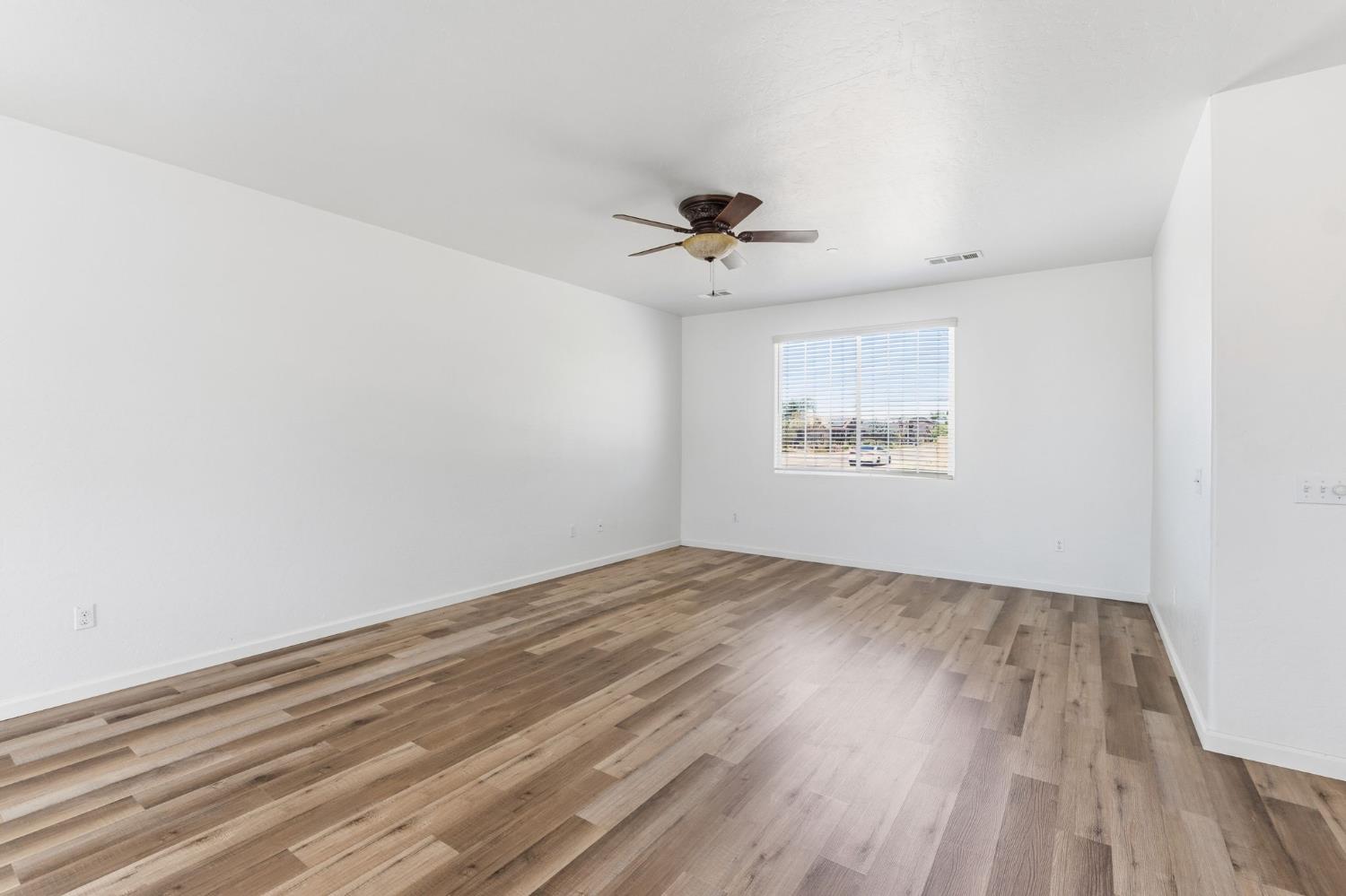 1443 Sidonia St, Hanford, CA 93230