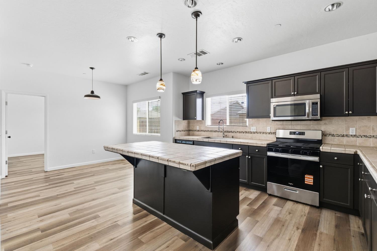 1443 Sidonia St, Hanford, CA 93230