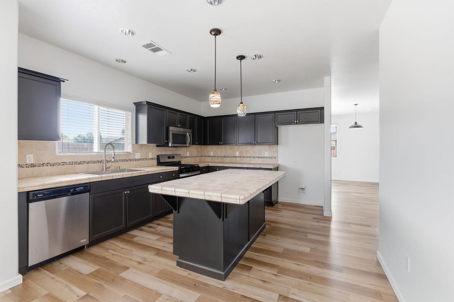 1443 Sidonia St, Hanford, CA 93230