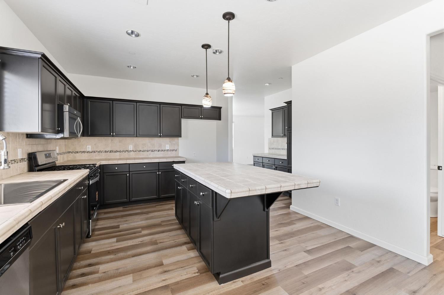 1443 Sidonia St, Hanford, CA 93230