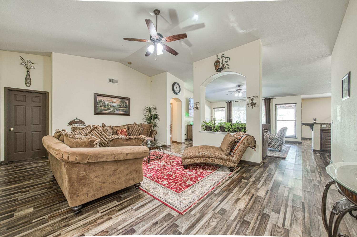 1135 Rafer Johnson Dr, Kingsburg, CA 93631