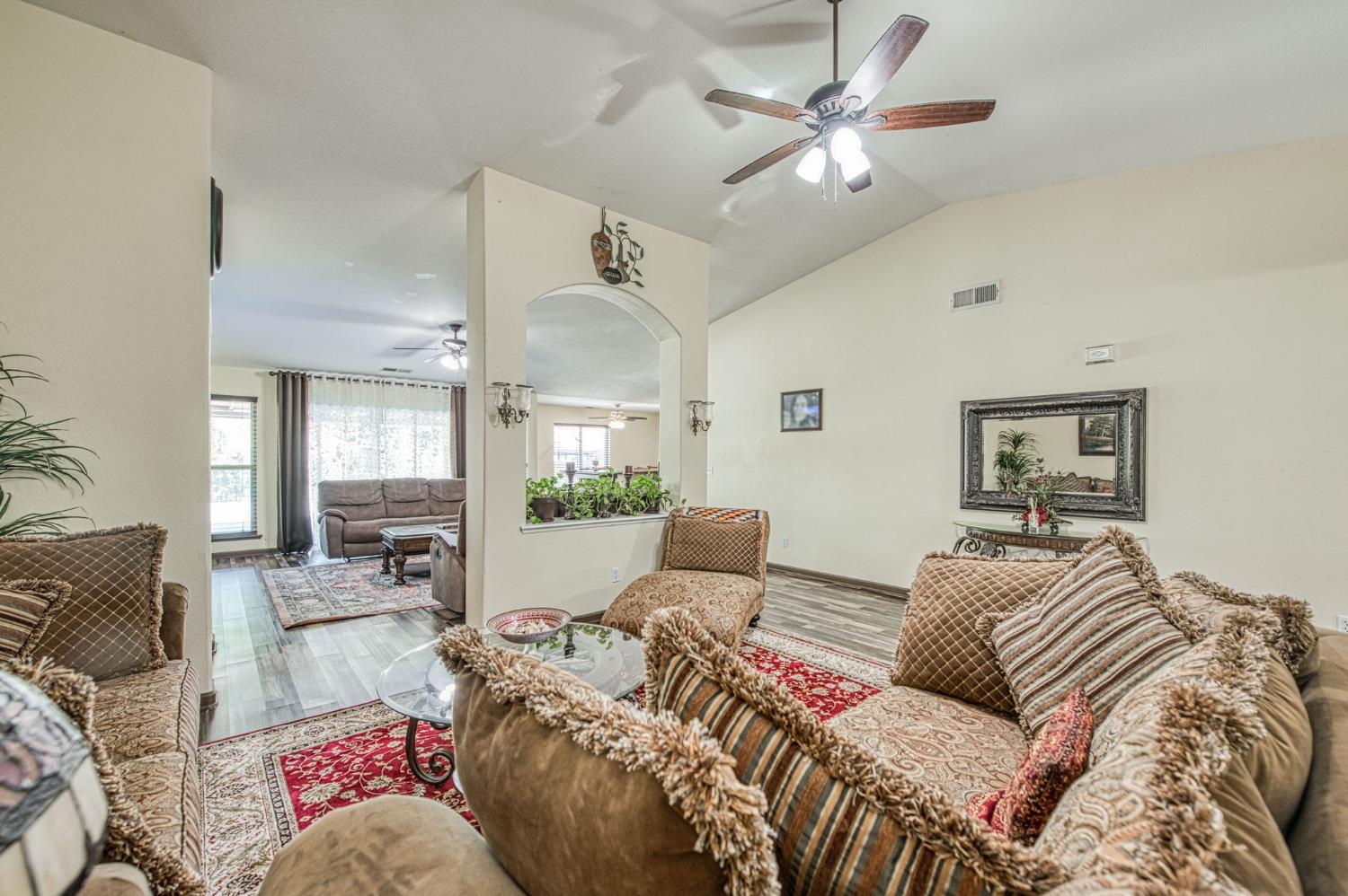 1135 Rafer Johnson Dr, Kingsburg, CA 93631