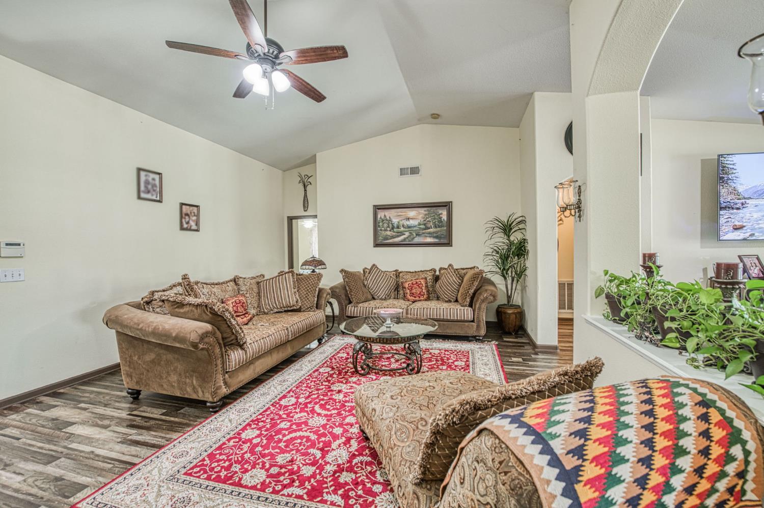 1135 Rafer Johnson Dr, Kingsburg, CA 93631
