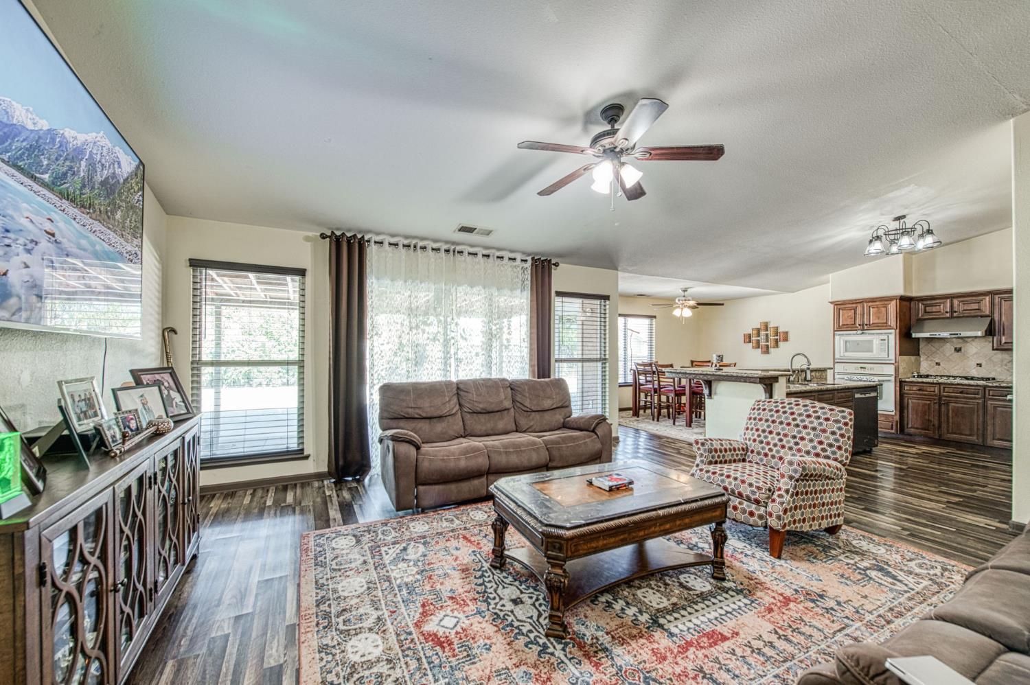 1135 Rafer Johnson Dr, Kingsburg, CA 93631