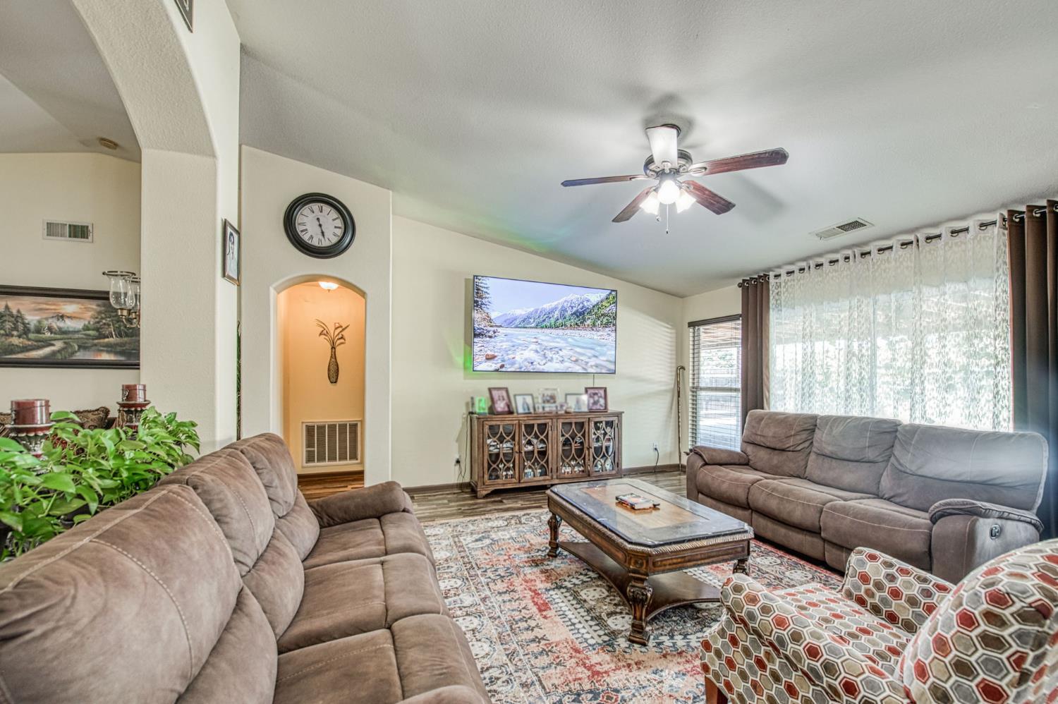 1135 Rafer Johnson Dr, Kingsburg, CA 93631