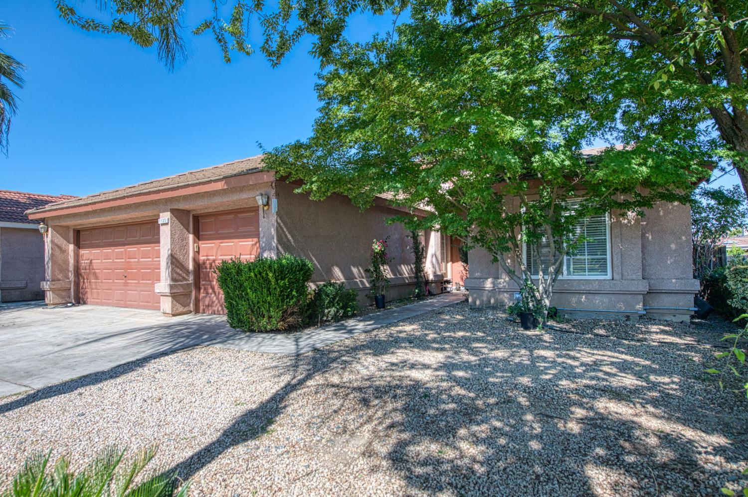 1135 Rafer Johnson Dr, Kingsburg, CA 93631