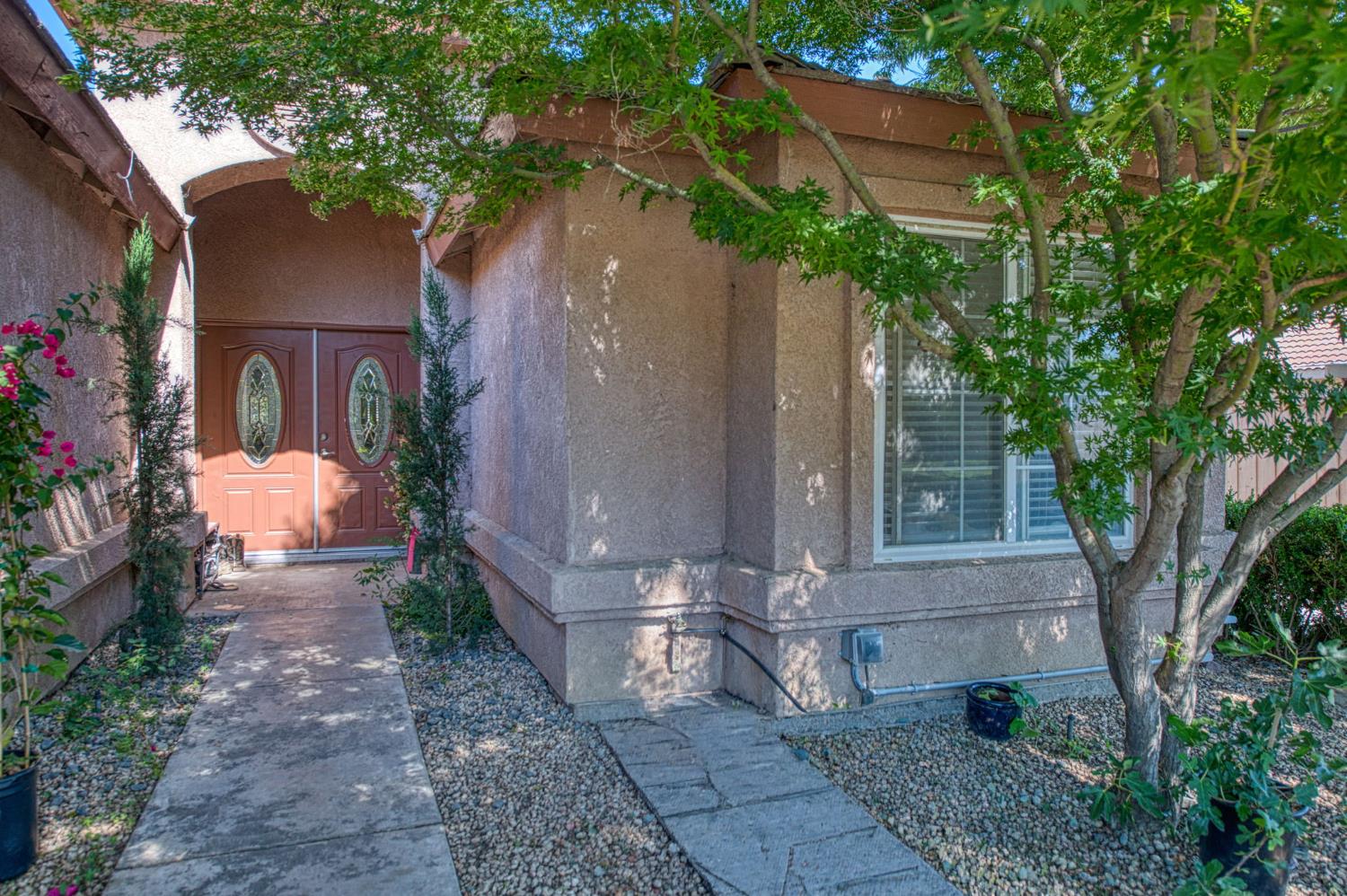 1135 Rafer Johnson Dr, Kingsburg, CA 93631