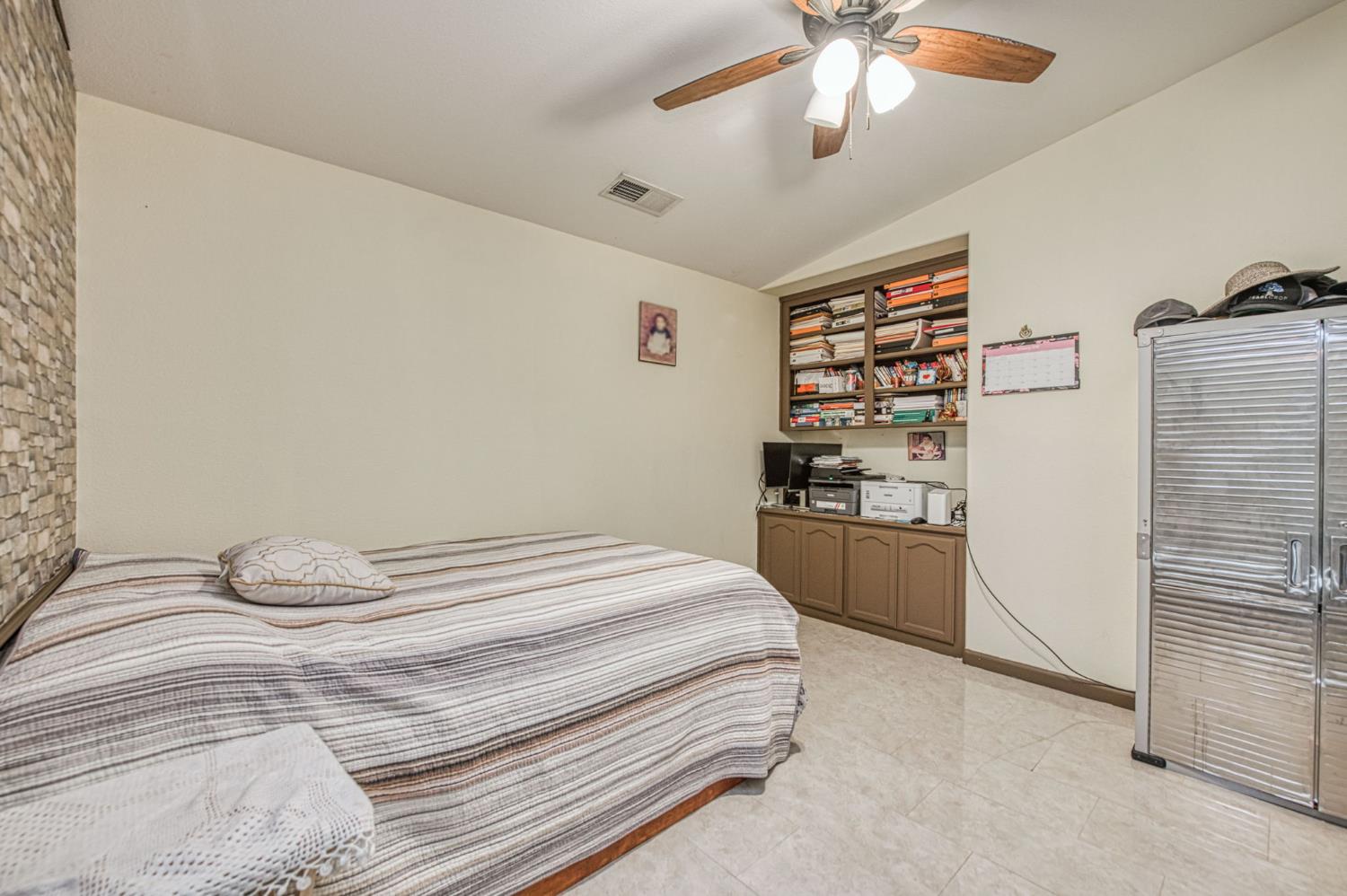 1135 Rafer Johnson Dr, Kingsburg, CA 93631