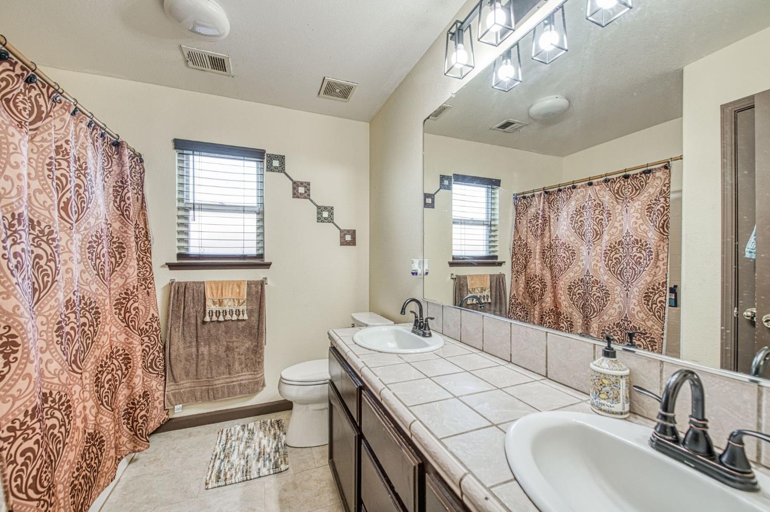 1135 Rafer Johnson Dr, Kingsburg, CA 93631