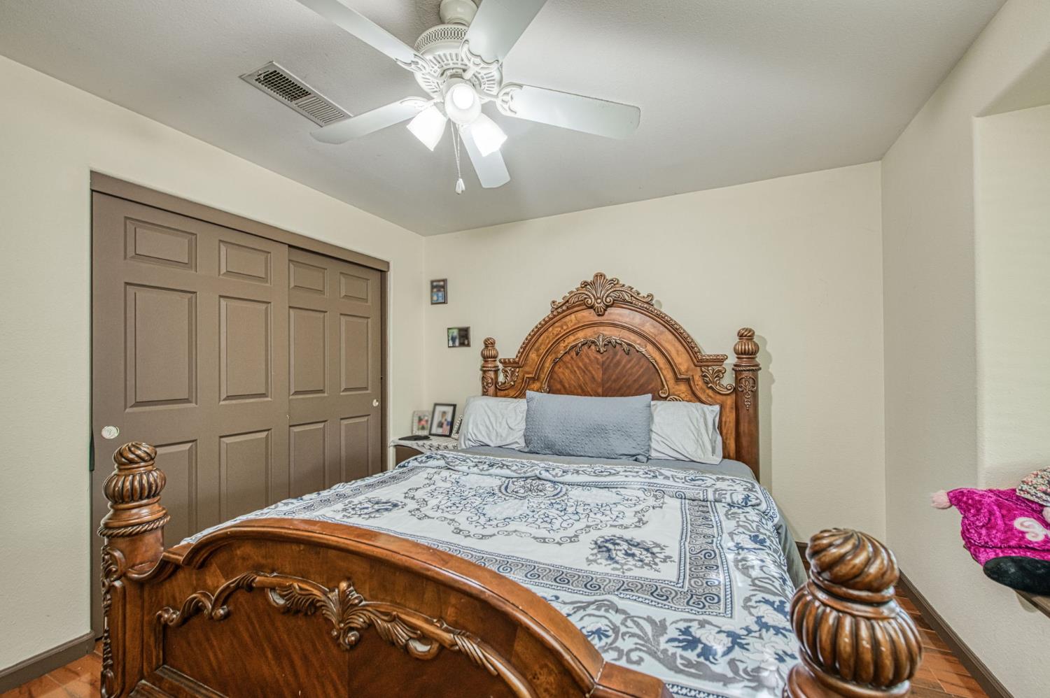 1135 Rafer Johnson Dr, Kingsburg, CA 93631