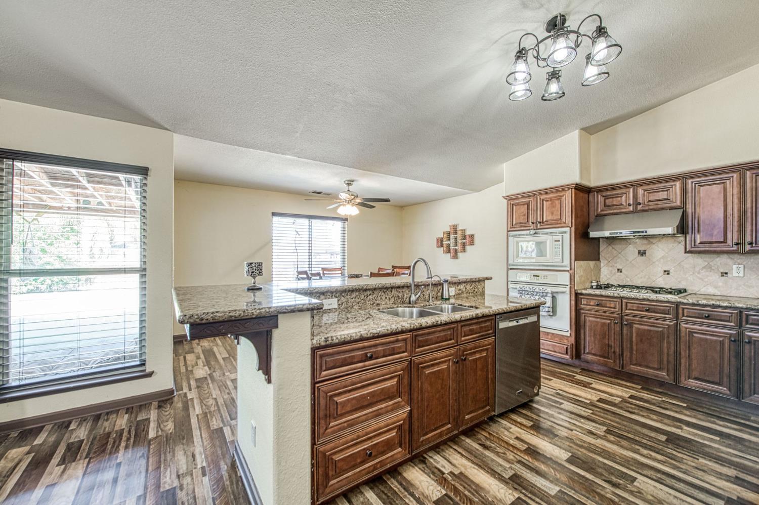 1135 Rafer Johnson Dr, Kingsburg, CA 93631