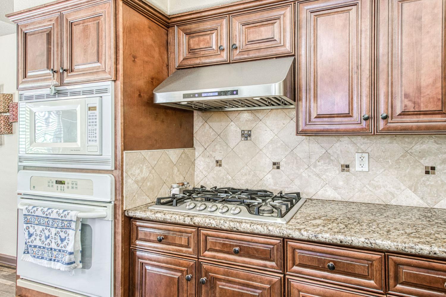 1135 Rafer Johnson Dr, Kingsburg, CA 93631