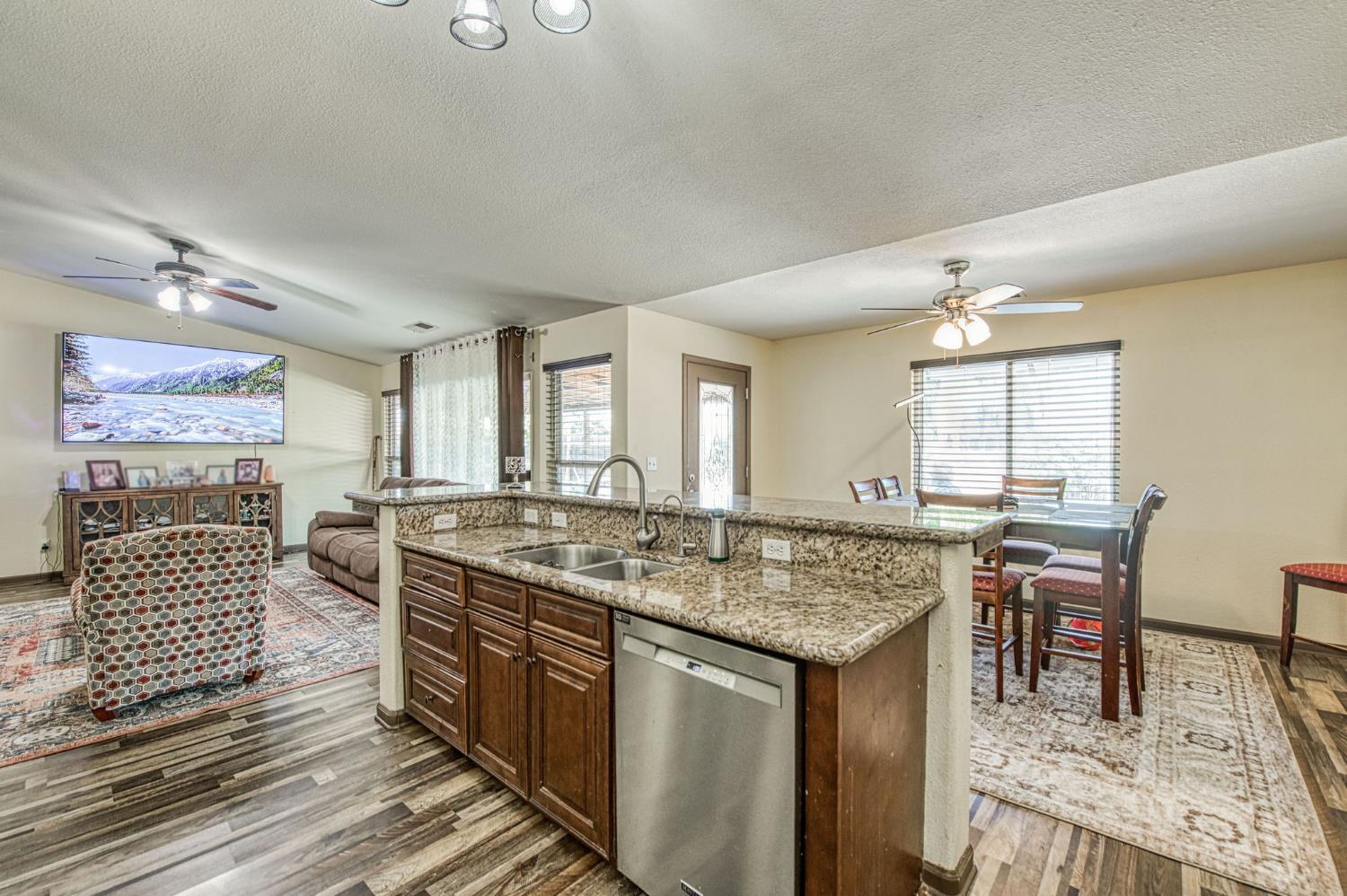 1135 Rafer Johnson Dr, Kingsburg, CA 93631