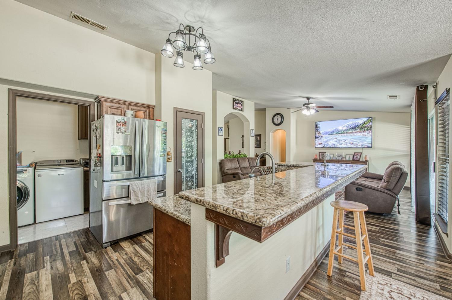 1135 Rafer Johnson Dr, Kingsburg, CA 93631