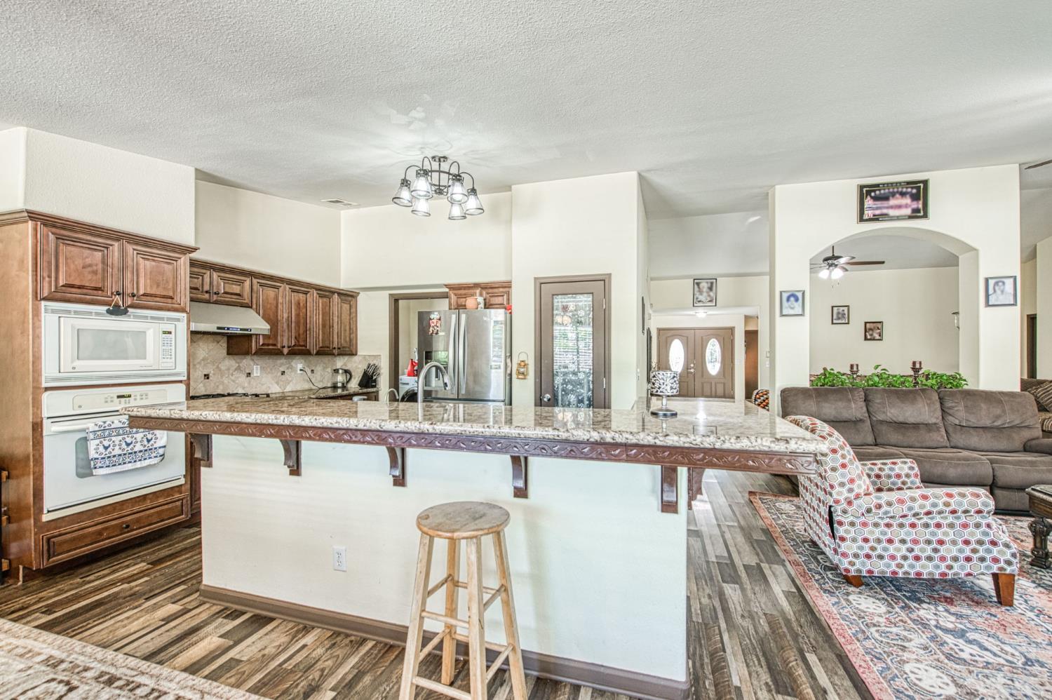 1135 Rafer Johnson Dr, Kingsburg, CA 93631