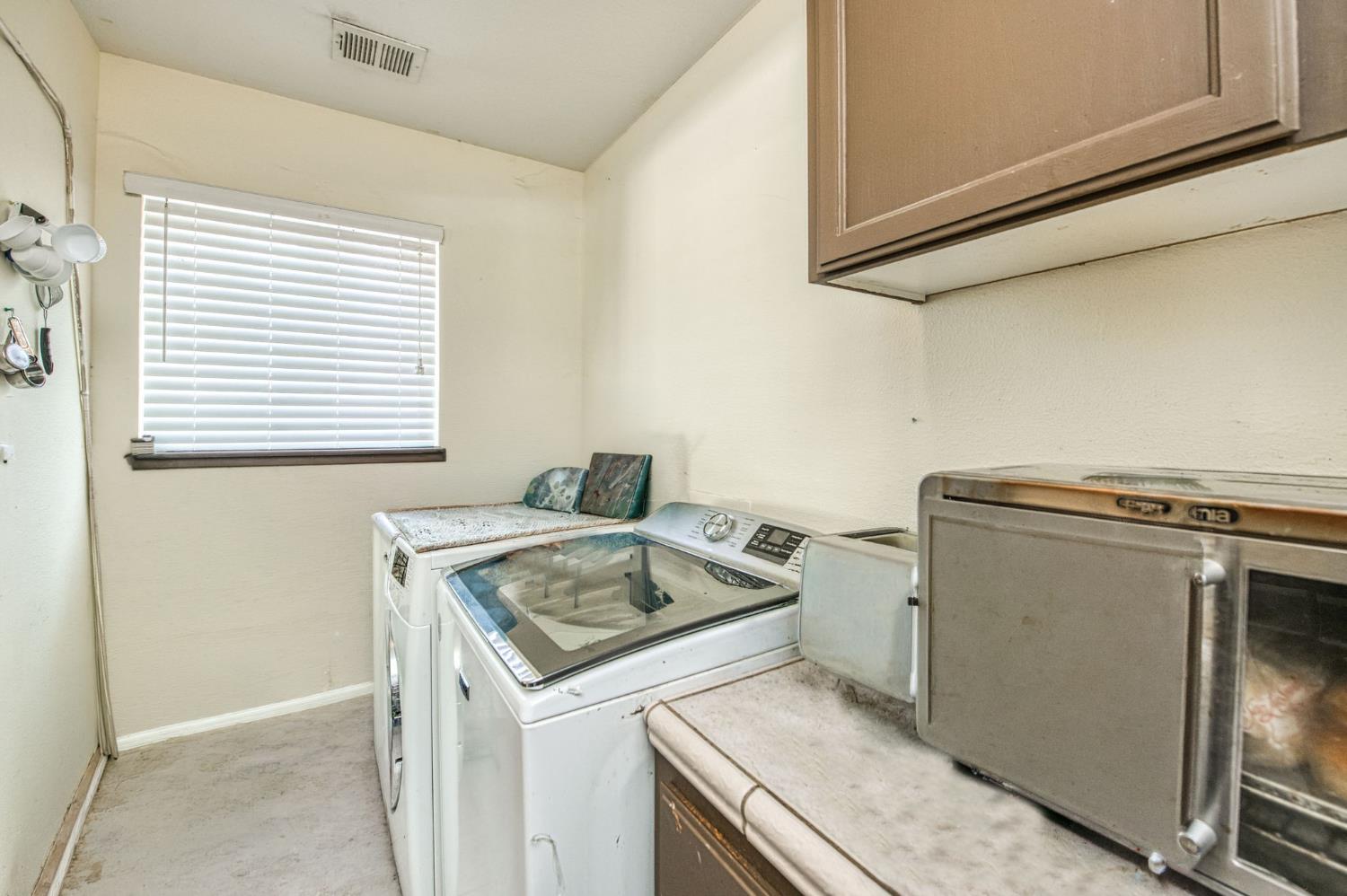 1135 Rafer Johnson Dr, Kingsburg, CA 93631