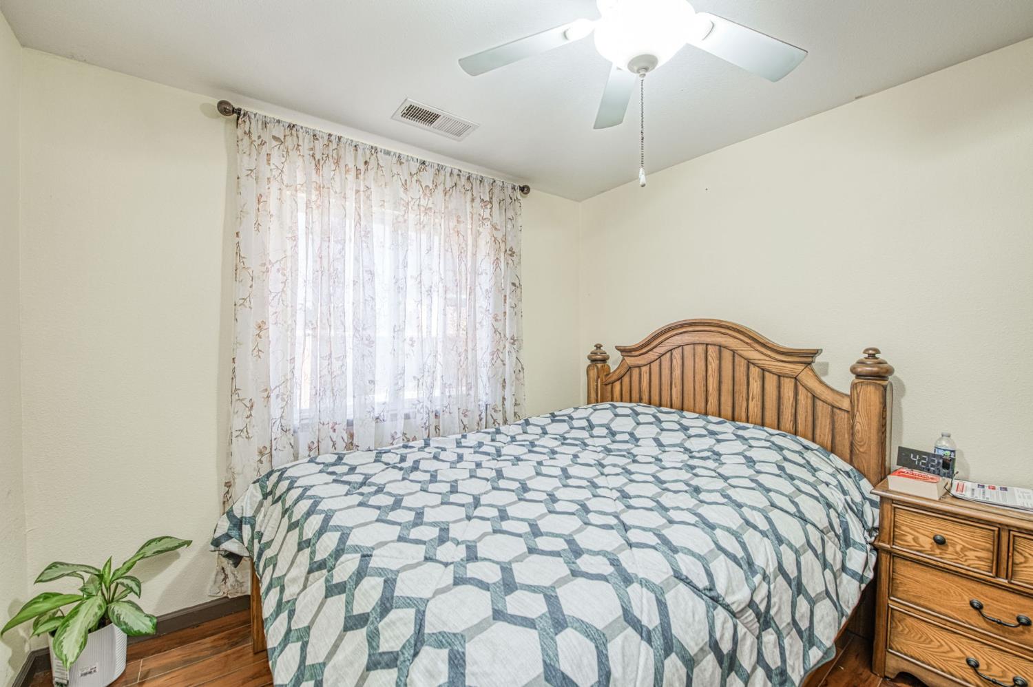 1135 Rafer Johnson Dr, Kingsburg, CA 93631