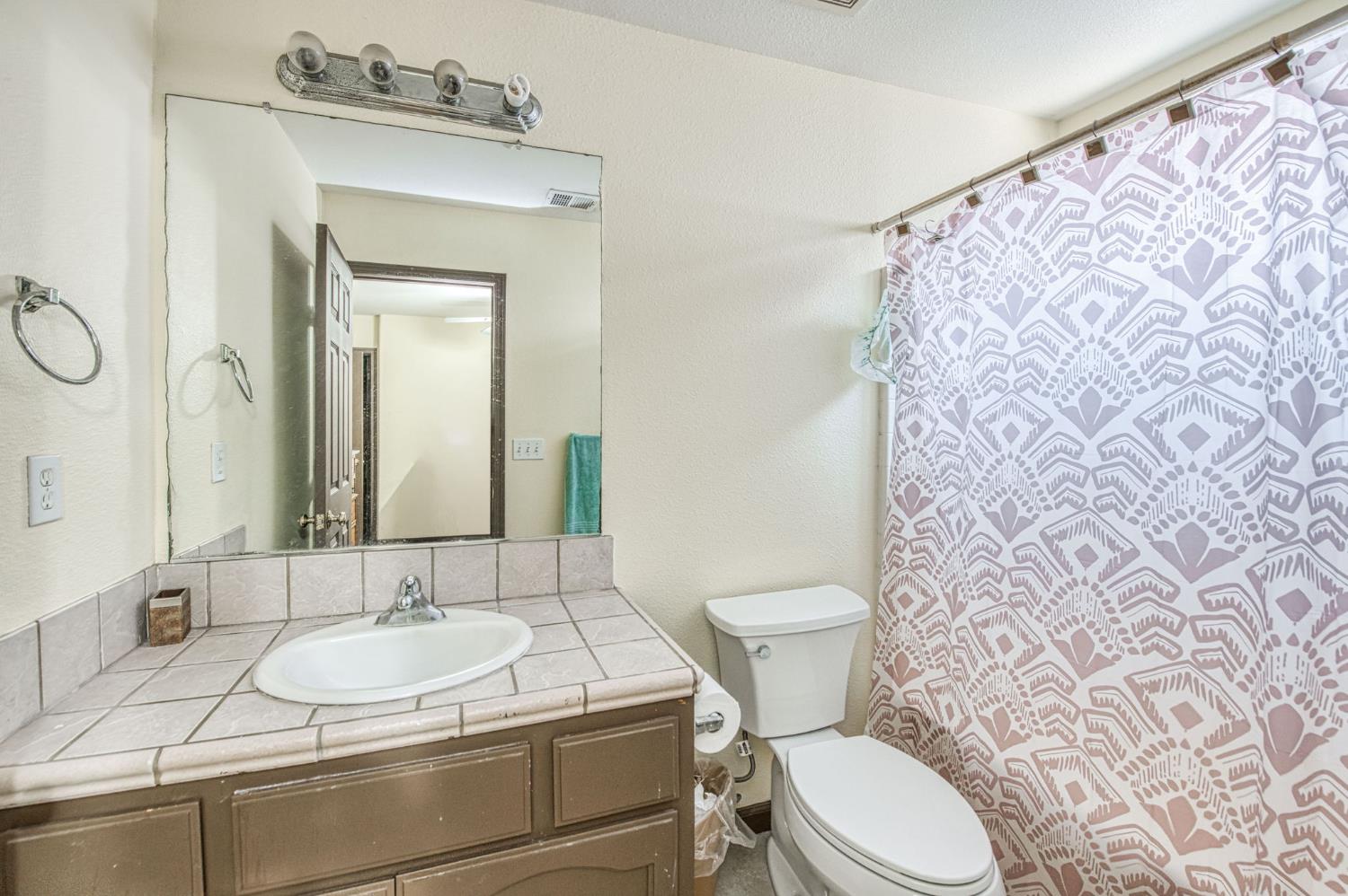 1135 Rafer Johnson Dr, Kingsburg, CA 93631