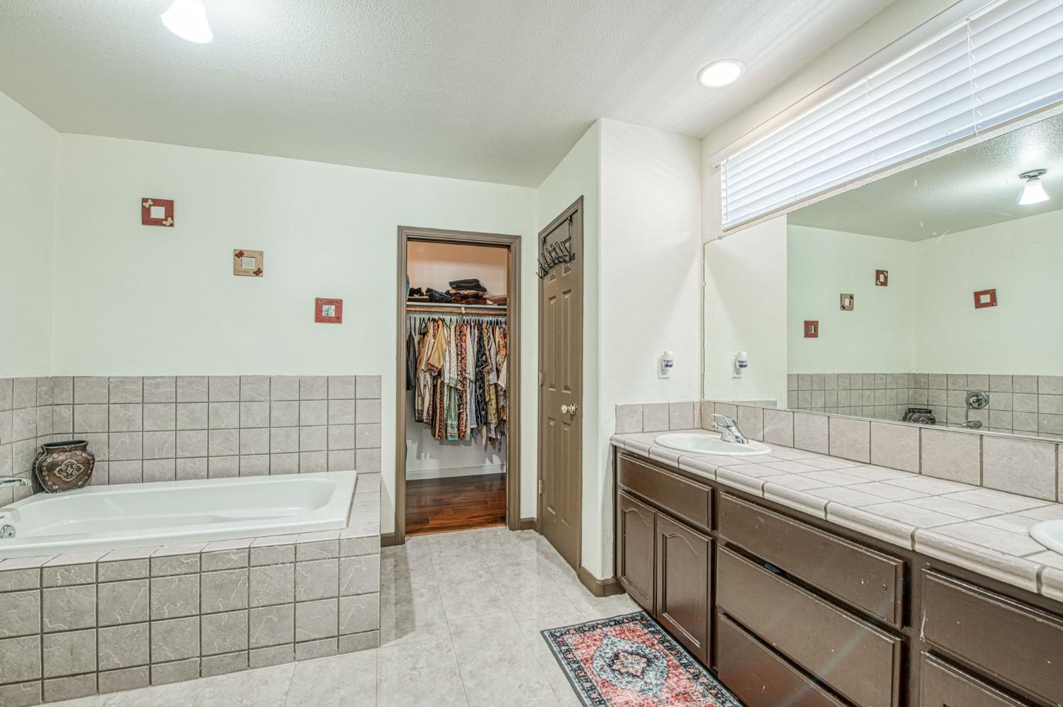 1135 Rafer Johnson Dr, Kingsburg, CA 93631