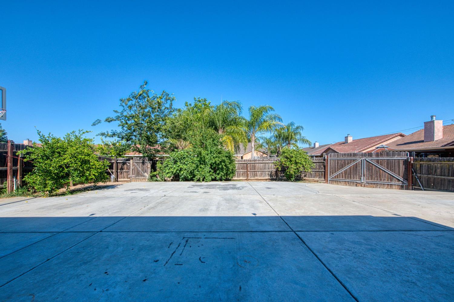 1135 Rafer Johnson Dr, Kingsburg, CA 93631