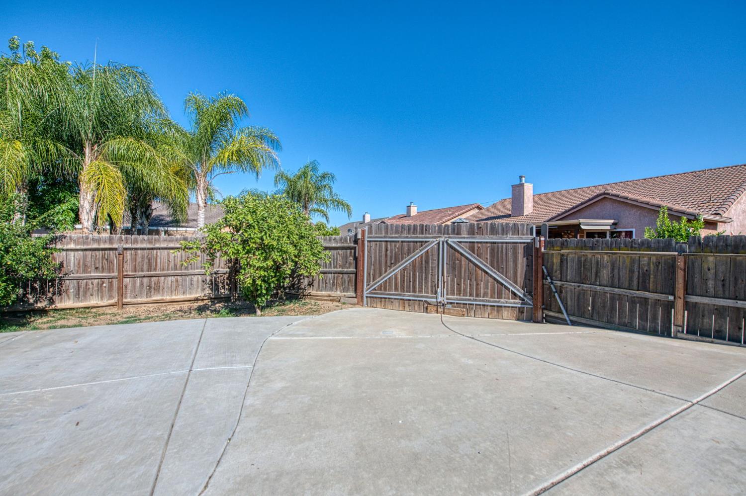 1135 Rafer Johnson Dr, Kingsburg, CA 93631
