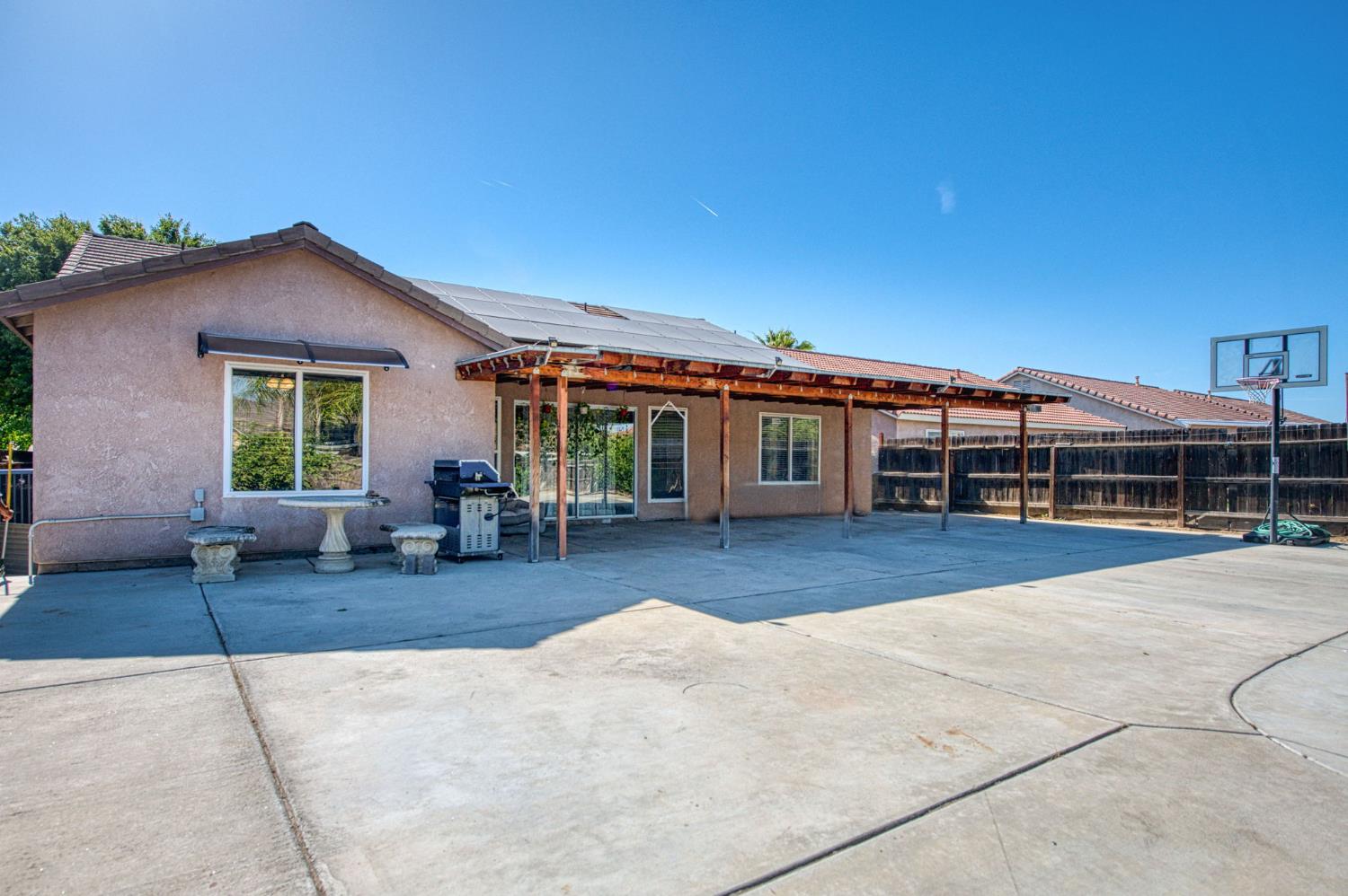1135 Rafer Johnson Dr, Kingsburg, CA 93631
