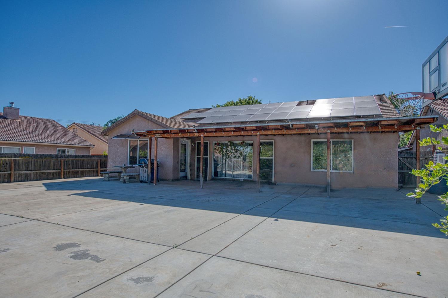 1135 Rafer Johnson Dr, Kingsburg, CA 93631