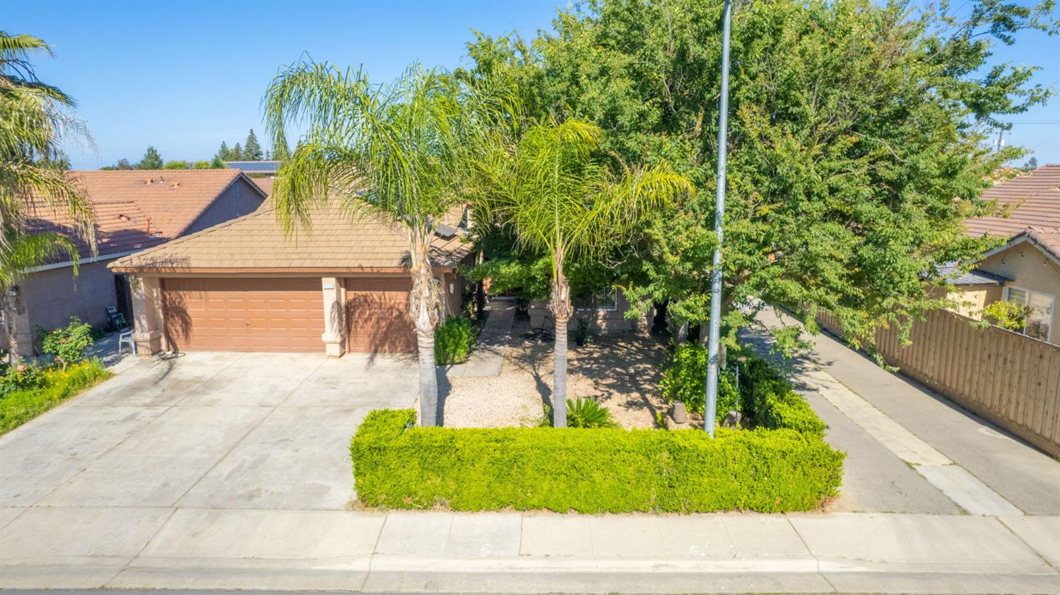 1135 Rafer Johnson Dr, Kingsburg, CA 93631
