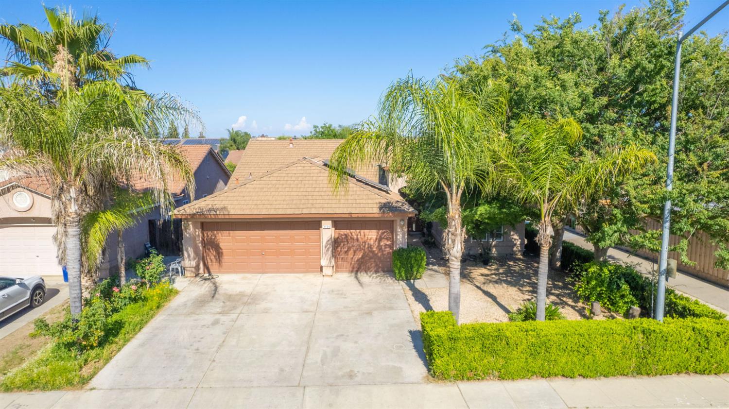 1135 Rafer Johnson Dr, Kingsburg, CA 93631