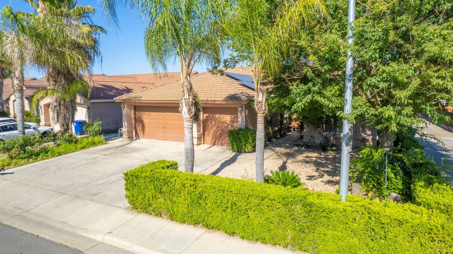 1135 Rafer Johnson Dr, Kingsburg, CA 93631