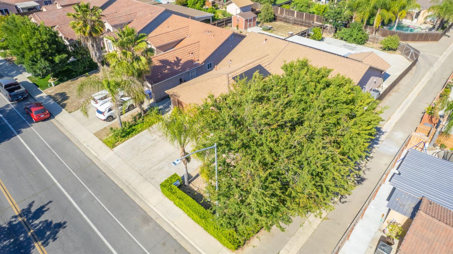 1135 Rafer Johnson Dr, Kingsburg, CA 93631